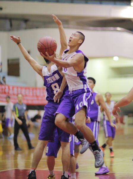 東山邱子軒殺進南湖的禁區左手挑籃。