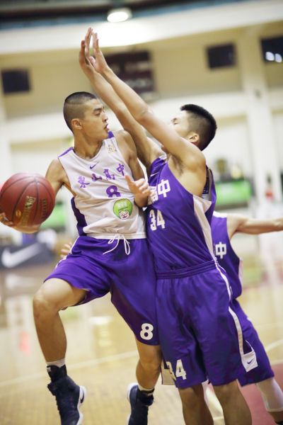 東山周世加(左)切入,南湖陳威豪雙手封堵。