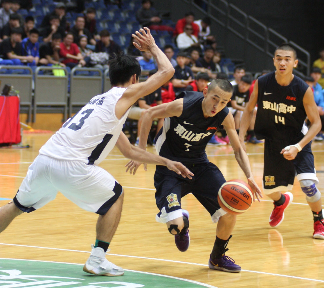 東山白曜誠運球切入。