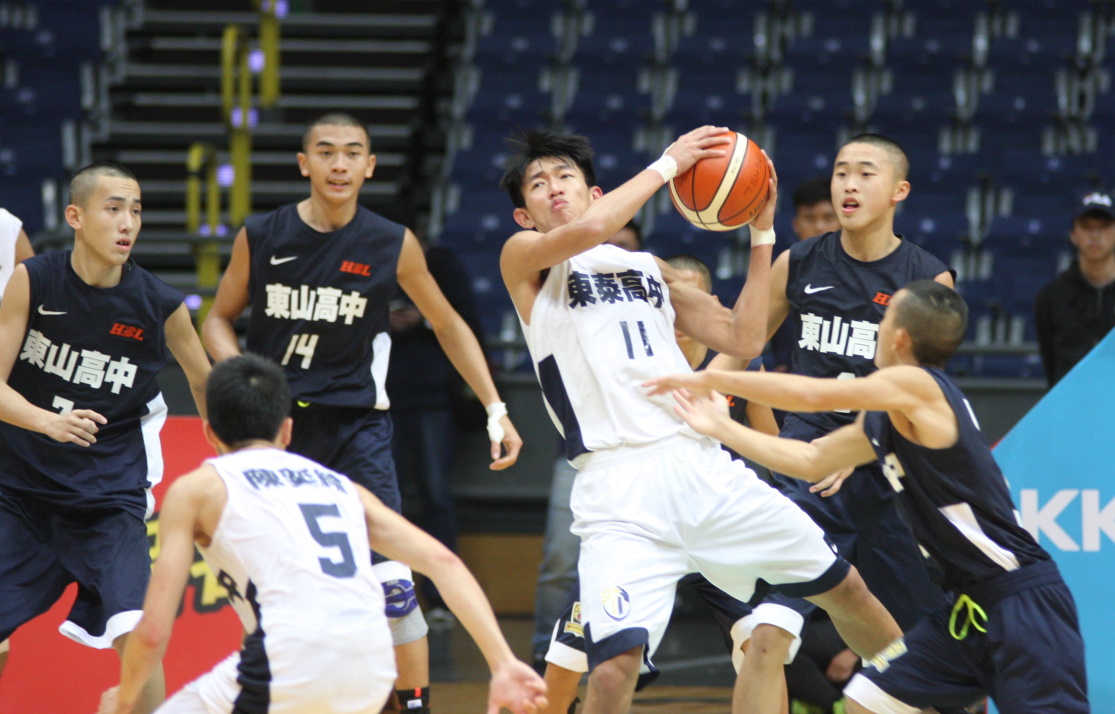 東泰陳政軒身陷東山的四人包夾。