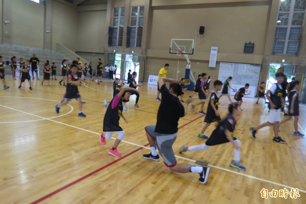 聯邦銀行兒童公益理財體育營帶學童認識健康與財富知識。(記者蘇孟娟攝) 聯邦銀行兒童公益理財體育營帶學童認識健康與財富知識。(記者蘇孟娟攝)