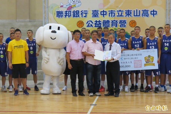 東山高中籃球隊「改變」成真,今年拚到HBL第5名,聯邦銀行捐50萬支持。(記者蘇孟娟攝)